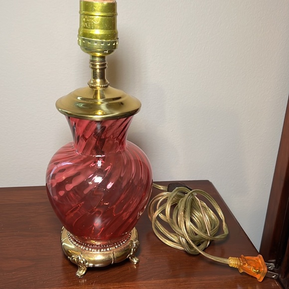 Vintage pink cranberry glass swirl optic gold brass footed pedestal desk lamp - Picture 10 of 10